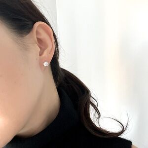 NEW Elegant Silver Bazel Stud Earrings